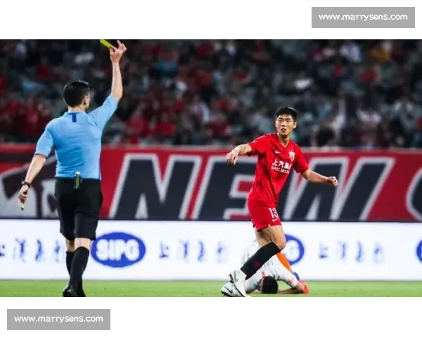 足协认错！VAR 误判偷走浙江 2 分，陶强龙争议动作成焦点，主帅激动挥拳眼镜飞落