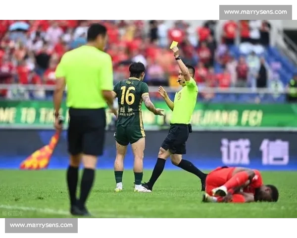 足协认错！VAR 误判偷走浙江 2 分，陶强龙争议动作成焦点，主帅激动挥拳眼镜飞落